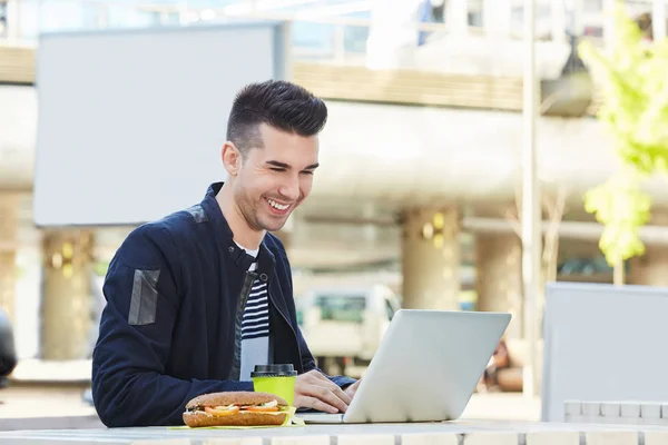 Hombre trabajando en el ordenador portátil con café —  Fotos de Stock