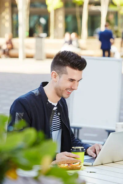 Uomo che lavora su laptop con caffè — Foto Stock