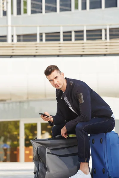 Man te wachten met bagage bij station — Stockfoto