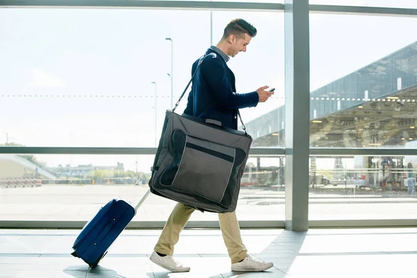 Man in station met koffer en telefoon — Stockfoto