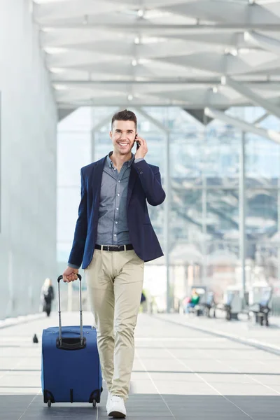 Affärsman som promenader i station — Stockfoto