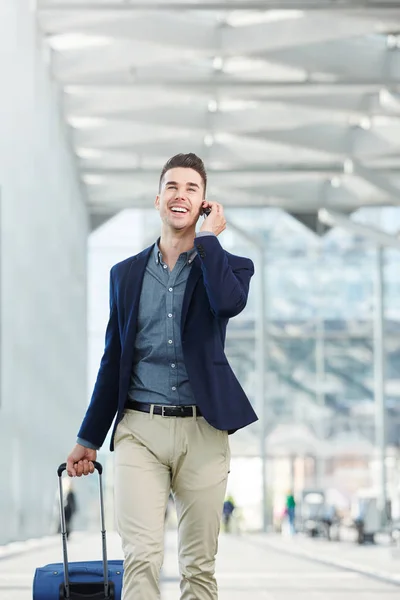 Hombre de negocios caminando en la estación — Foto de Stock