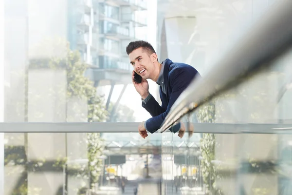 Jonge ondernemer praten over telefoon — Stockfoto