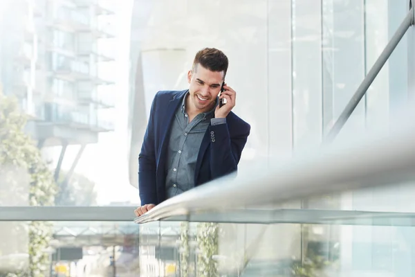 Giovane imprenditore che parla al telefono — Foto Stock