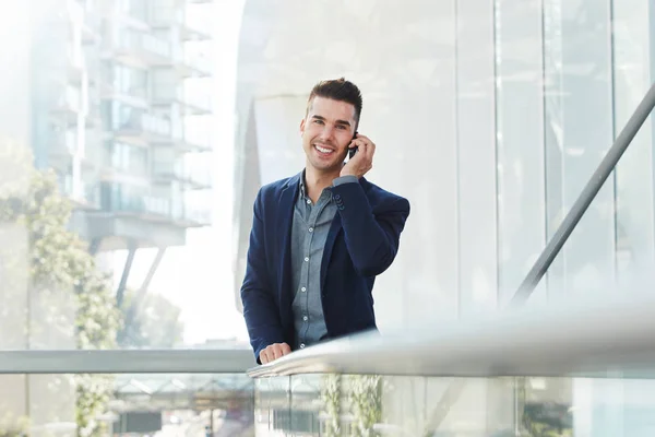 Young entrepreneur talking on phone — Stock Photo, Image