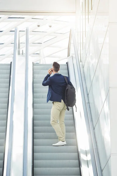 Man op telefoongesprek door roltrap — Stockfoto