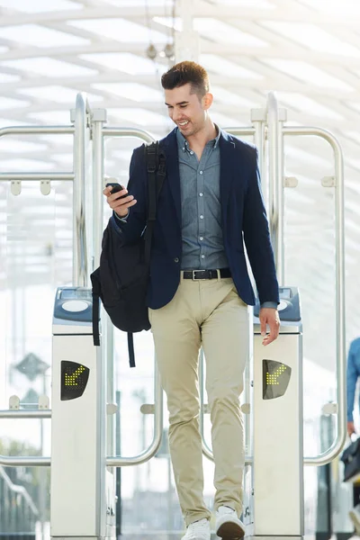 Hombre de negocios con bolsa y teléfono — Foto de Stock