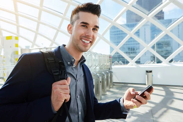 Hombre de negocios con bolsa y teléfono — Foto de Stock