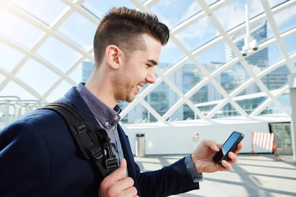 Hombre de negocios con bolsa y teléfono — Foto de Stock