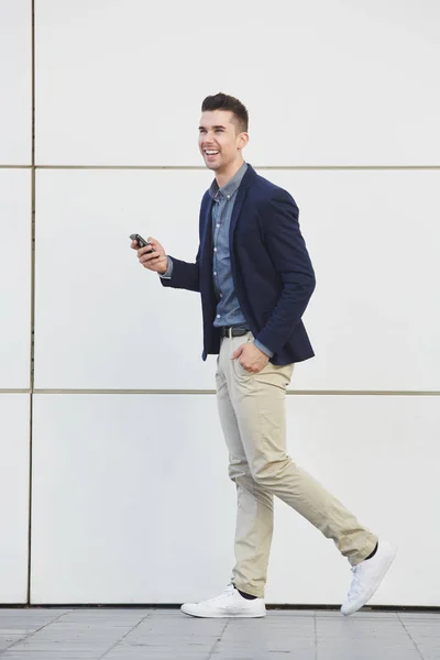 Pohledný muž s mobilním telefonem — Stock fotografie