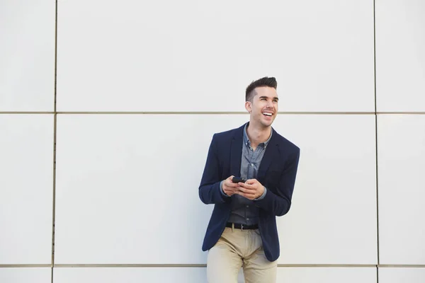 Hombre guapo con teléfono móvil — Foto de Stock