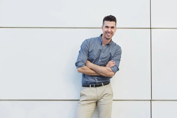 Man standing with arms crossed — Stock Photo, Image