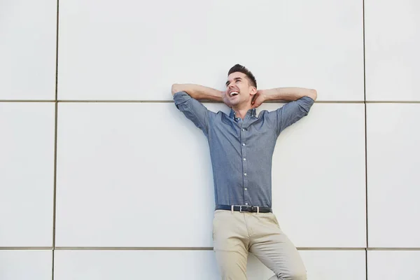 Hombre con las manos detrás de la cabeza — Foto de Stock