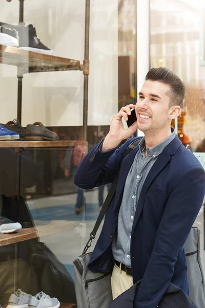 Telefon yakışıklı adam — Stok fotoğraf