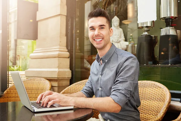 Laptop ile kafede oturan adam — Stok fotoğraf