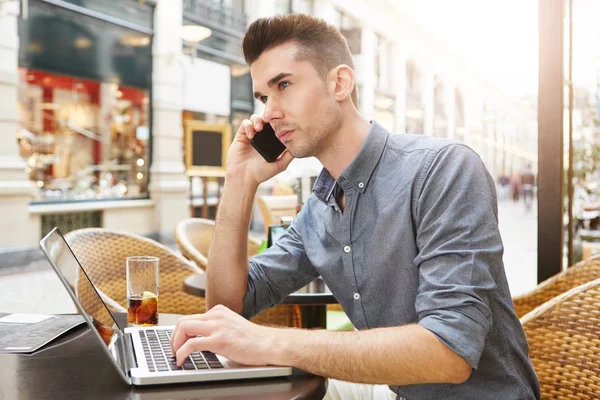 Homme assis au café avec ordinateur portable — Photo