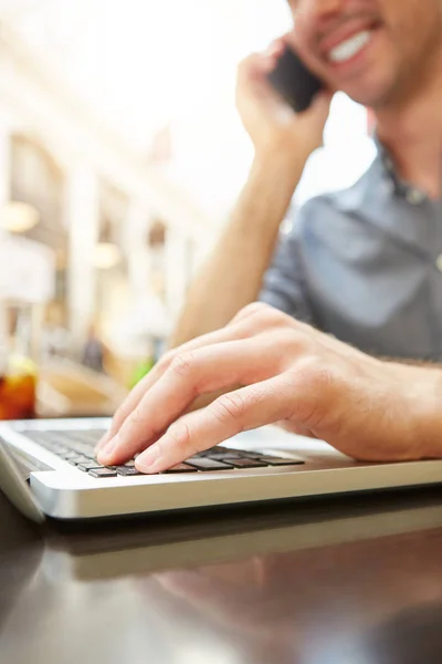 Manlig hand skriva på laptop — Stockfoto