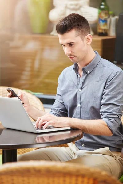 男人坐在咖啡厅与笔记本电脑 — 图库照片
