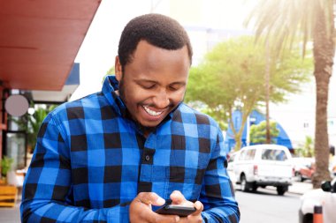 Afrika kökenli Amerikalı adam telefonu kullanarak