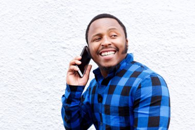 Afrika kökenli Amerikalı adam telefonda konuşurken