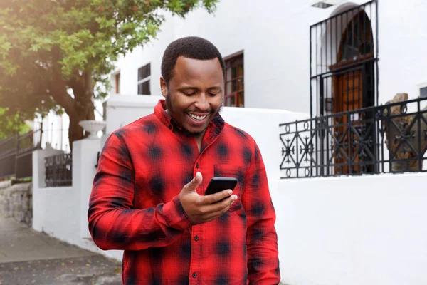 African American Man przy użyciu telefonu — Zdjęcie stockowe