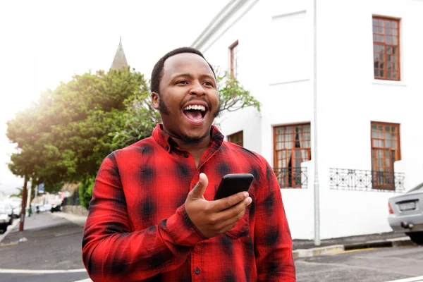 Uomo afroamericano utilizzando il telefono — Foto Stock