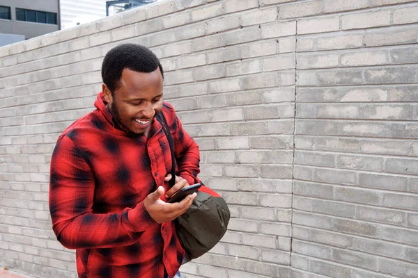 Hombre afroamericano usando el teléfono —  Fotos de Stock