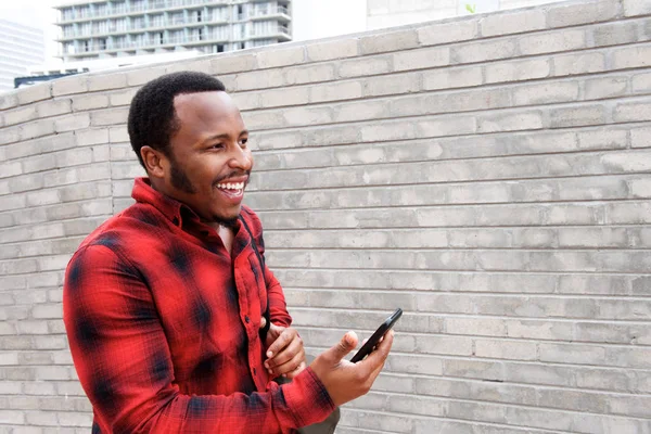 Αφρικανική αμερικανική άνθρωπος τηλέφωνο χρησιμοποιώντας — Φωτογραφία Αρχείου