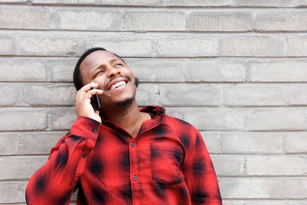 Afro-americano falando por telefone — Fotografia de Stock