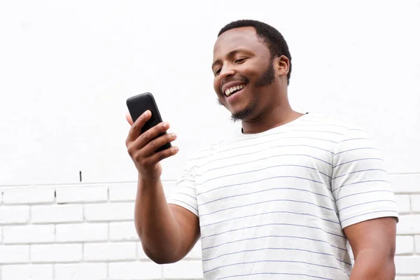 Uomo afroamericano utilizzando il telefono — Foto Stock