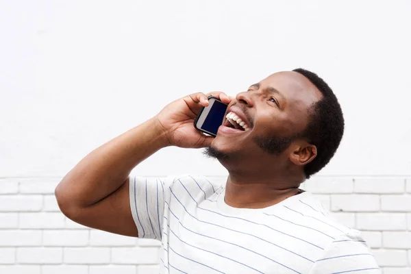 Afryki amerykański człowiek rozmowy na telefon — Zdjęcie stockowe