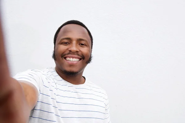 African American man nemen selfie — Stockfoto