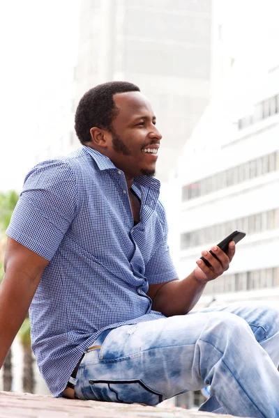 Hombre afroamericano usando el teléfono —  Fotos de Stock