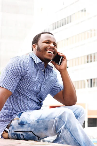 Hombre afroamericano hablando por teléfono —  Fotos de Stock