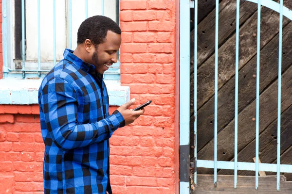 Uomo afroamericano utilizzando il telefono — Foto Stock