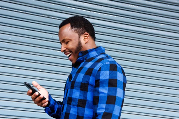 African American Man använder telefonen — Stockfoto