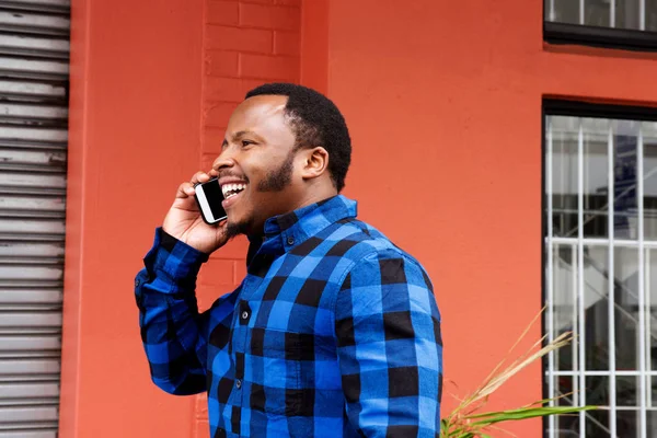 Afro-americano uomo parlando al telefono — Foto Stock