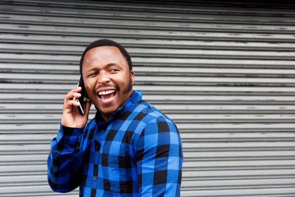 Hombre afroamericano hablando por teléfono — Foto de Stock