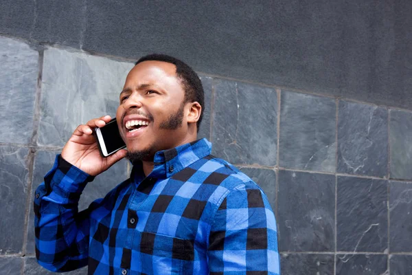 Hombre afroamericano hablando por teléfono —  Fotos de Stock