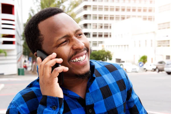 Afrikaanse Amerikaanse man praten over telefoon — Stockfoto
