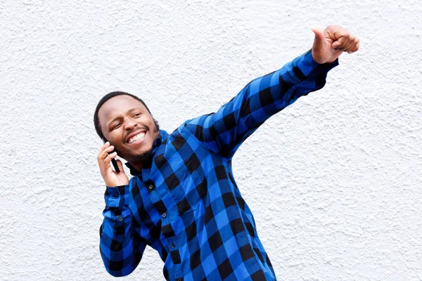 Afro-amerikai ember beszél telefonon — Stock Fotó