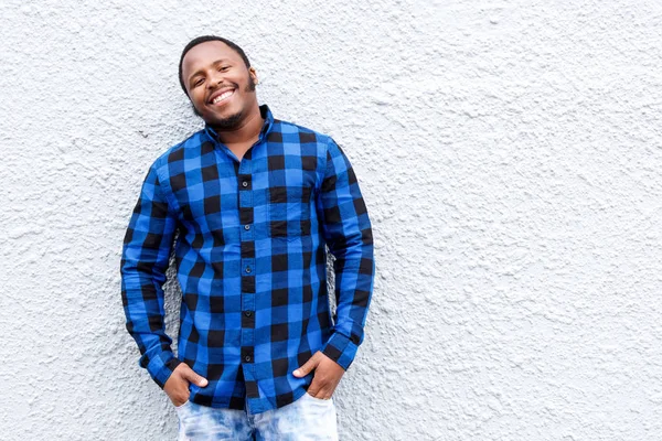 Mavi tişörtlü Afrikalı-Amerikalı adam — Stok fotoğraf
