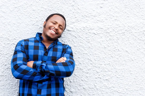 Афроамериканець людиною в блакитній сорочці — стокове фото