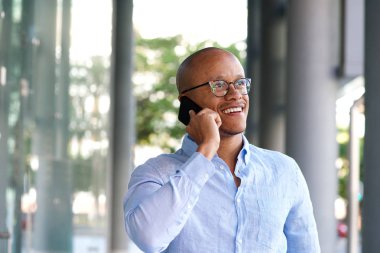 İş adamı cep telefonuyla konuşuyor.