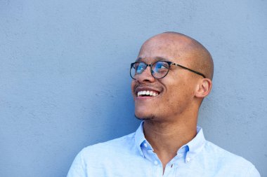 gözlük ile gülümseyen iş adamı