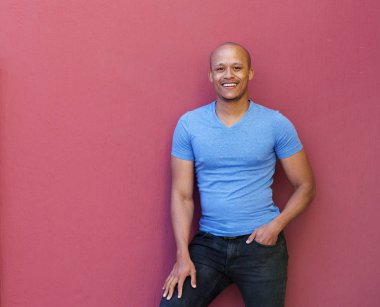 Kırmızı bir arka plan karşı Afrika insan 