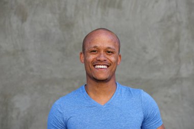 Gülümseyen çiller ile Afrika adam