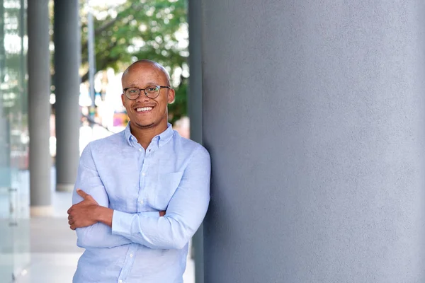 Hombre de negocios con gafas sonriendo a la cámara — Foto de Stock