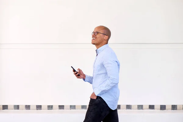 Geschäftsmann mit Handy unterwegs — Stockfoto