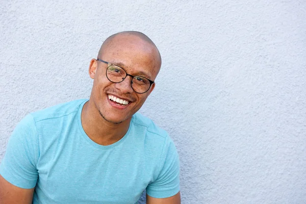 Gözlüklü gülüyor Afrika adam 